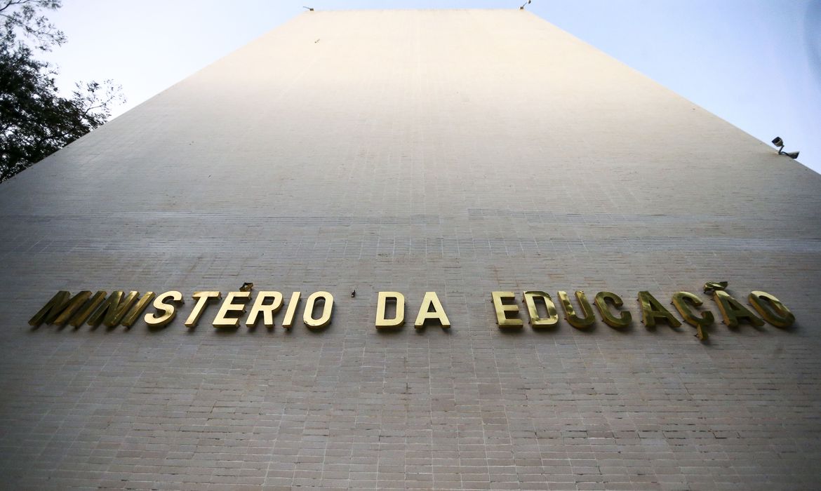 Após recusa de universidades, MEC desiste de retorno das aulas em janeiro