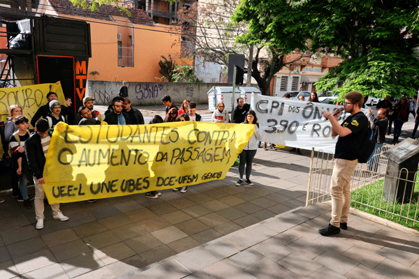 Assufsm participa de ato contra aumento da passagem, no centro de Santa Maria