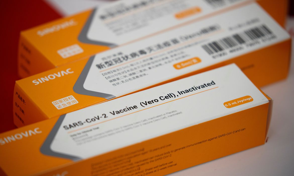 VACINA: Saúde anuncia compra de 100 milhões de doses da CoronaVac