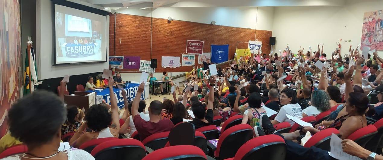 Plenária aprova orientar rodadas de assembleias e o aceite da proposta de 9% apresentada pelo governo