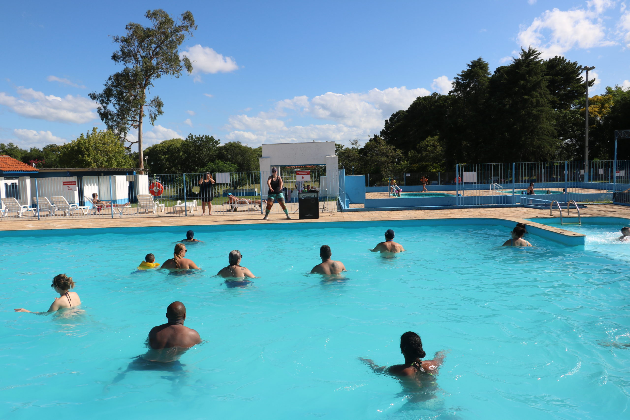 Hidroginástica volta domingo (16) em horário normal