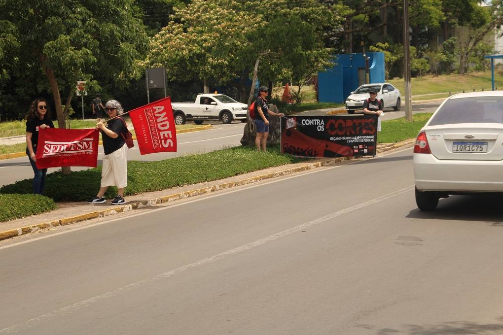 Panfletagem no arco de entrada do campus da UFSM denuncia corte de recursos