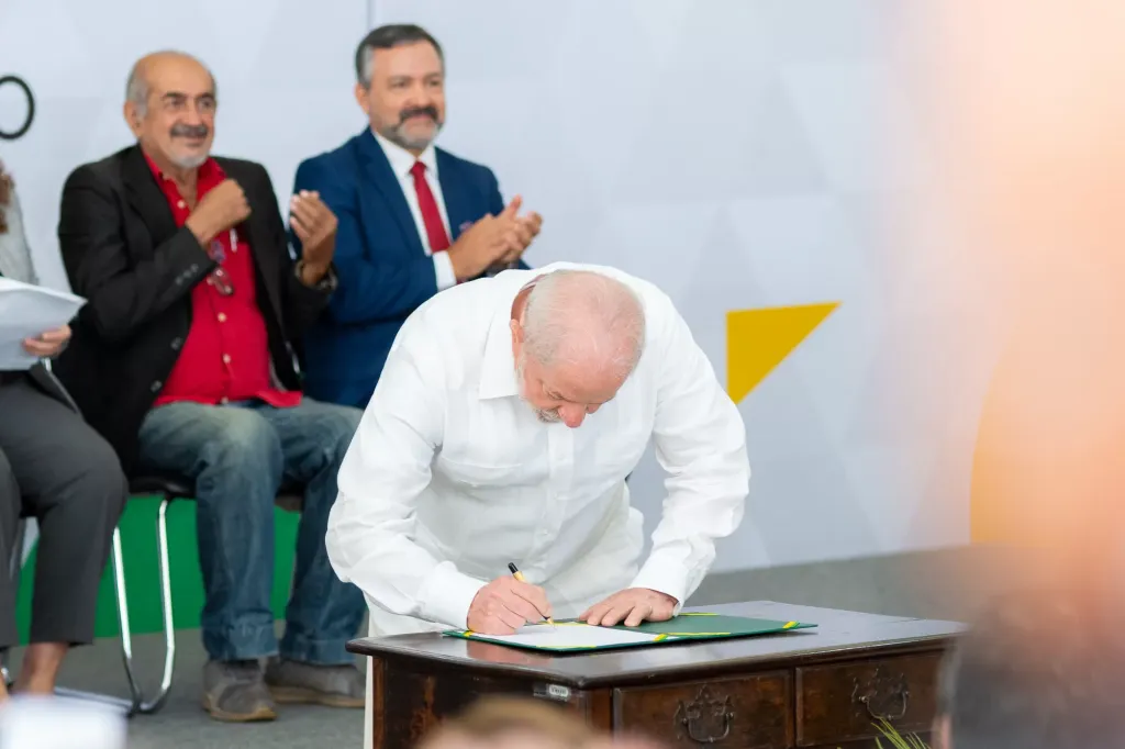 Reajuste de 9% para Servidores(as) Federais é sancionado por presidente Lula