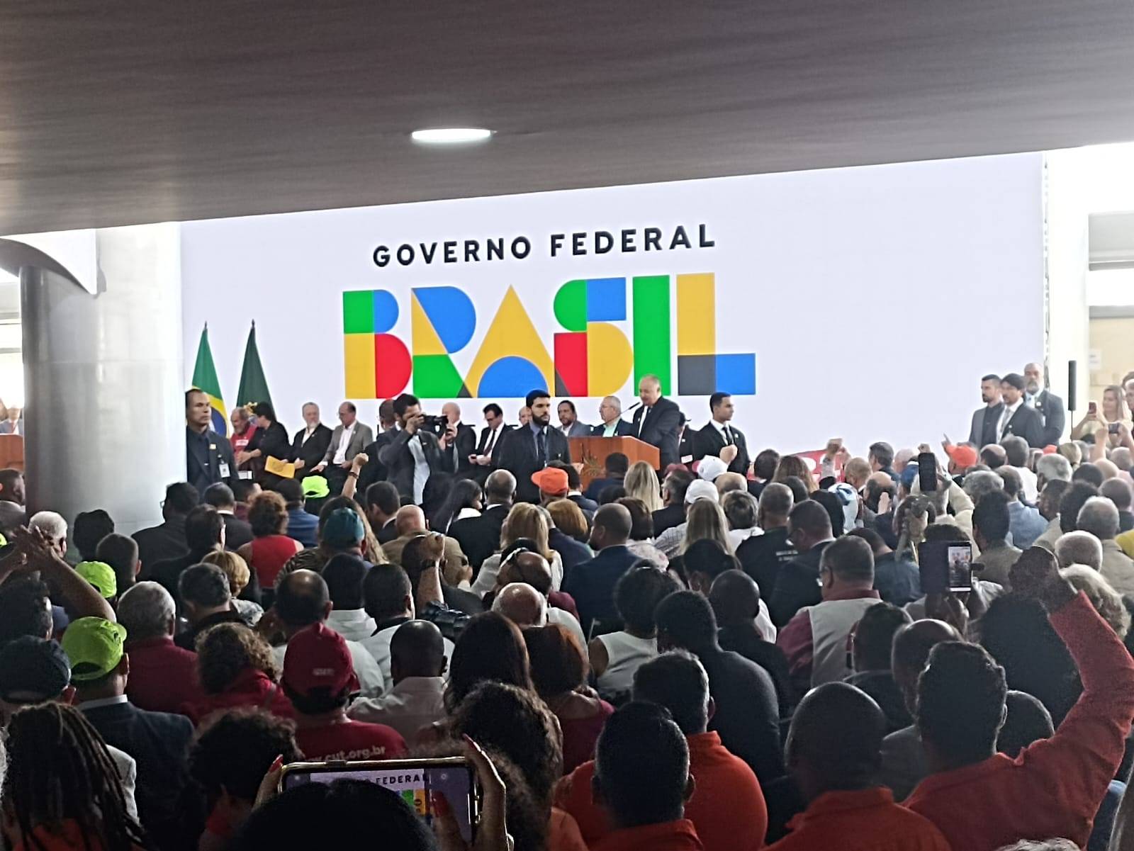 FASUBRA participa de cerimônia no Planalto sobre valorização do salário mínimo