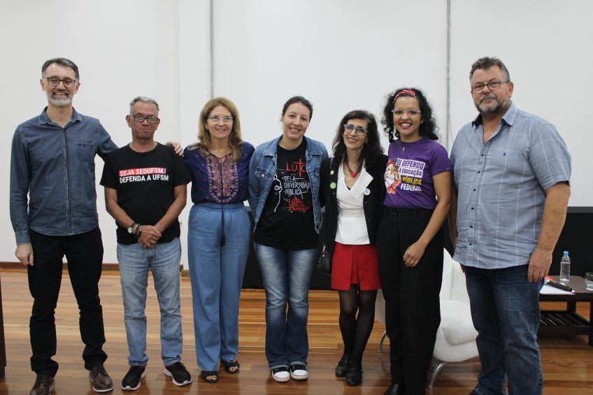 Representantes da Sedufsm, Atens, Assufsm e Sinasefe, organizadores do seminário, com Márcia Barbosa