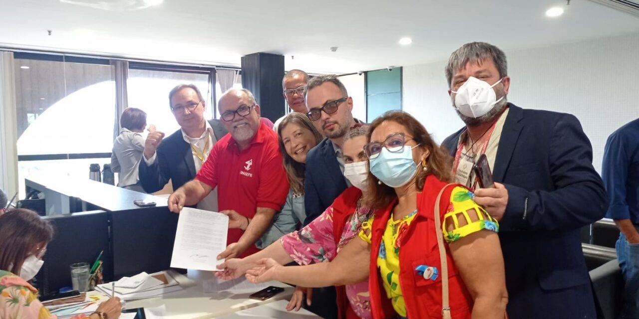 Servidores protocolam carta de reivindicações à equipe de transição