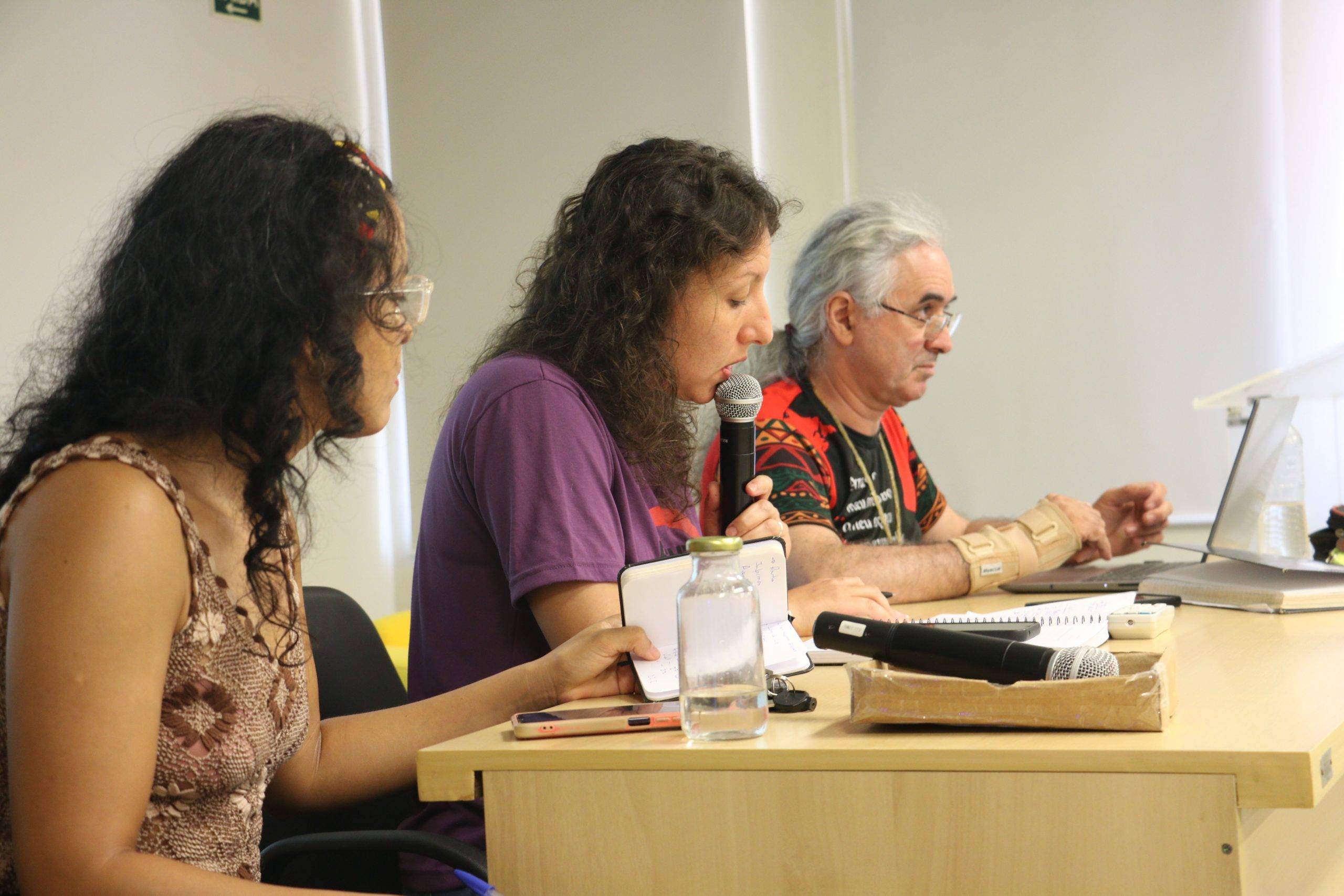 Assembleia Geral da categoria define paralisação e caravana à Brasília no dia 11 de março e retira delegados(as) para Plenária da Fasubra