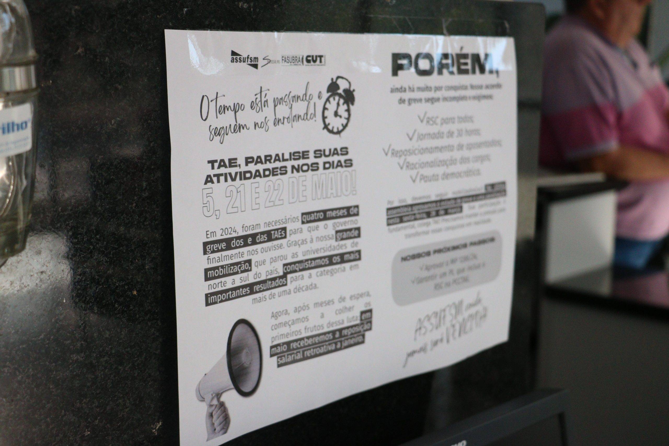 05 de maio: Dia de Paralisação é marcado por panfletagem e atividade no hall da Reitoria da UFSM