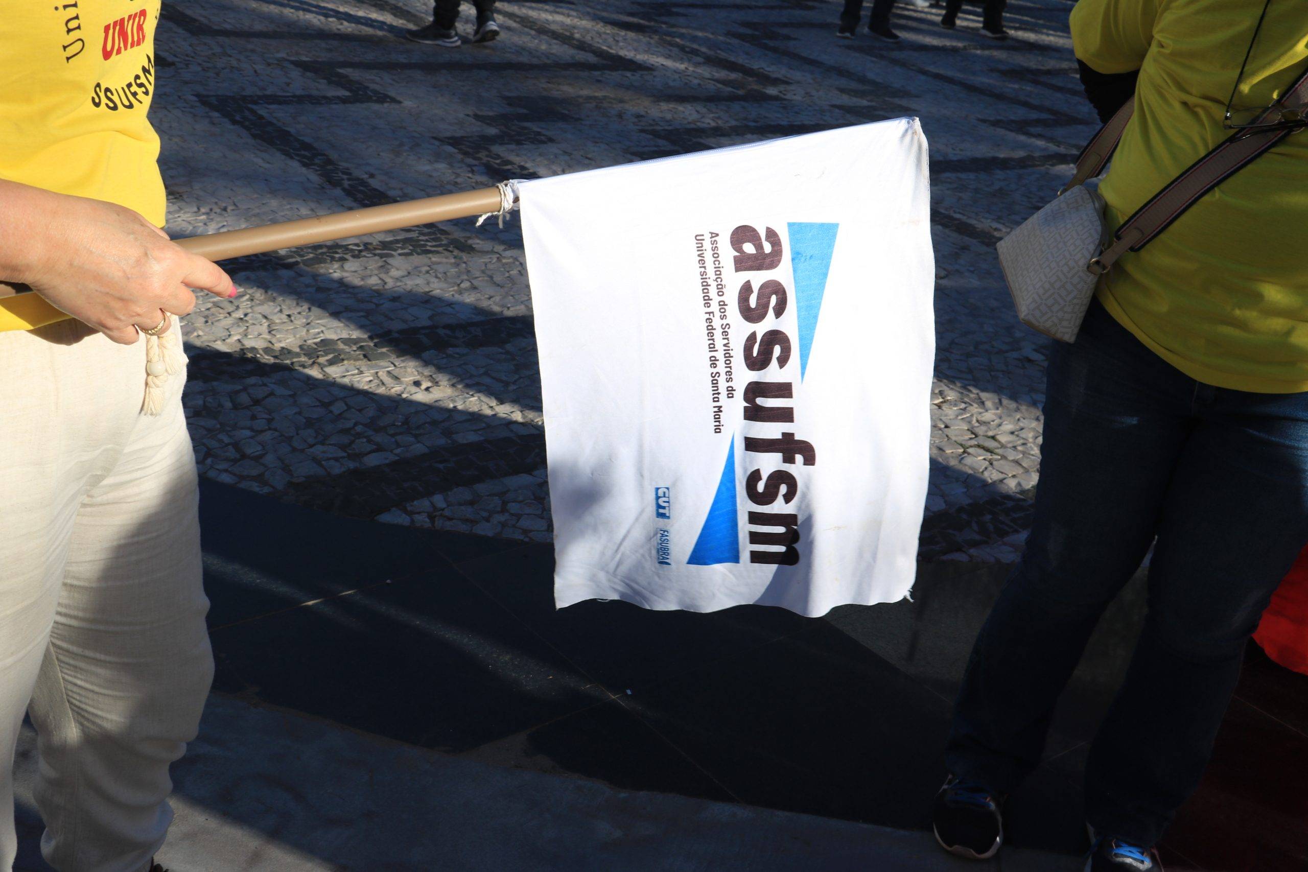 Em marcha, Assufsm reforça luta contra retrocessos, no mesmo dia (24) em que PEC da Blindagem é enterrada pelo Senado