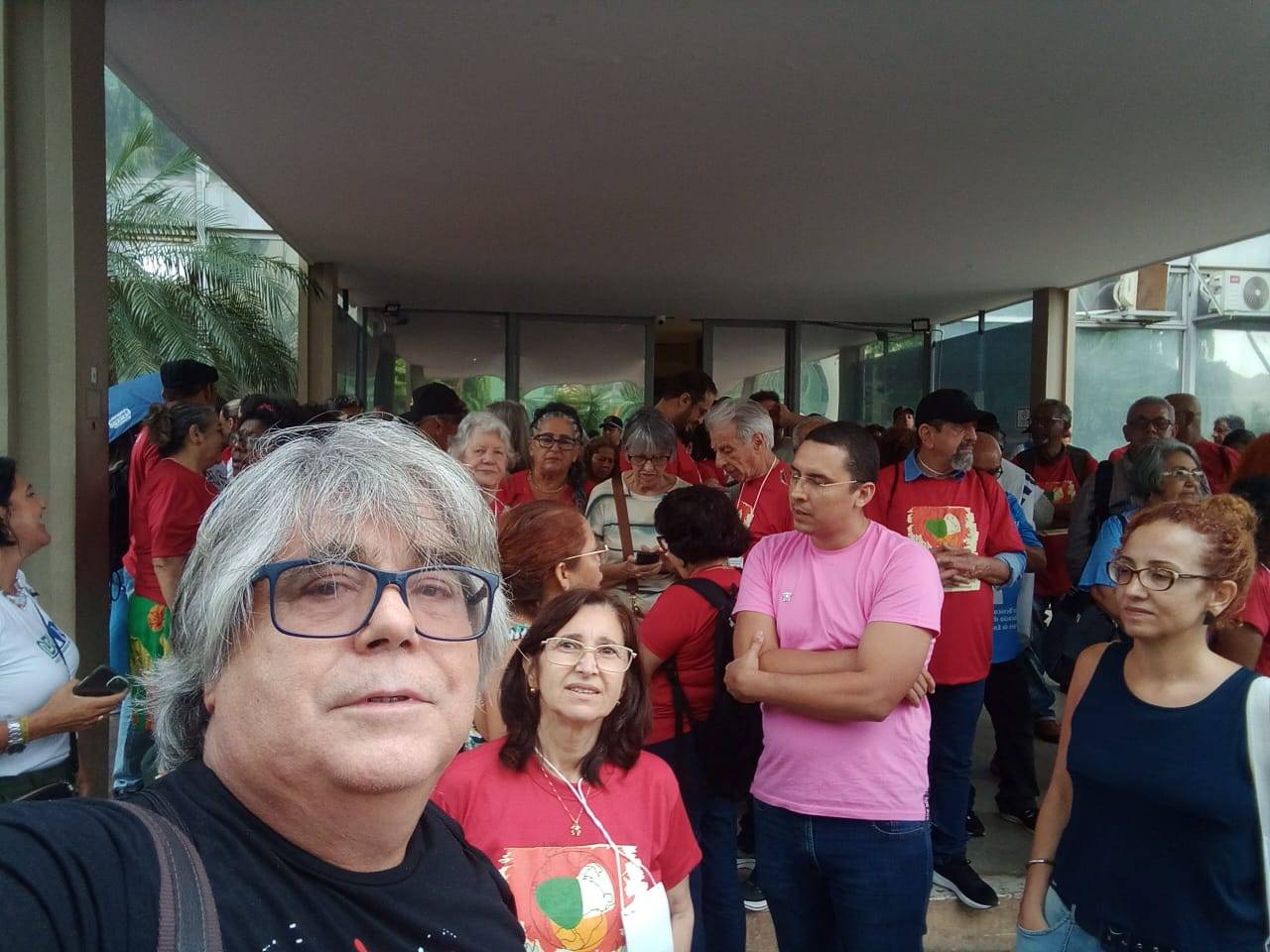 Fasubra Sindical participa de ato em frente ao Ministério de Gestão e Inovação em Brasília; Assufsm participa de ato