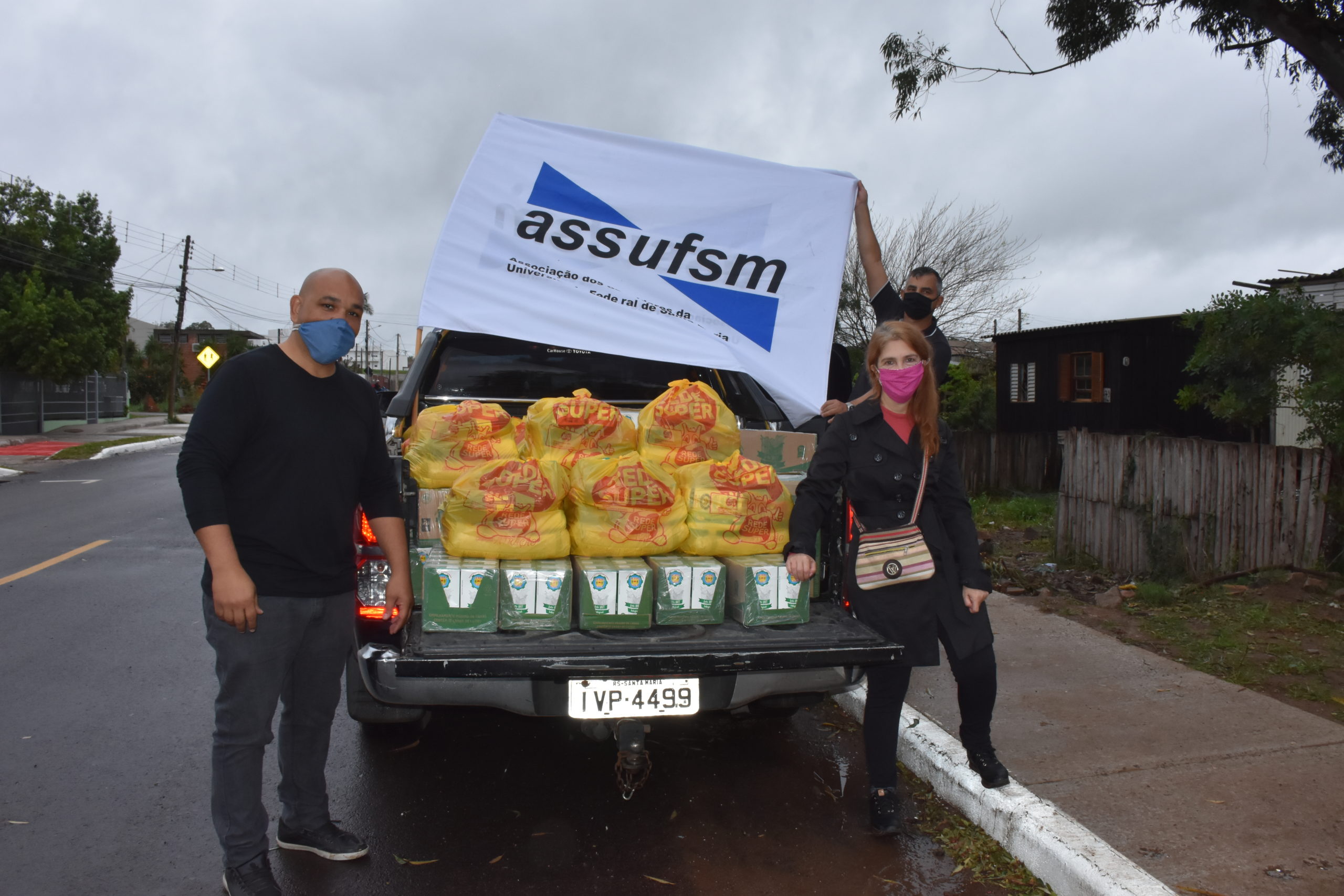 Assufsm entrega doações para moradores da Vila Resistência