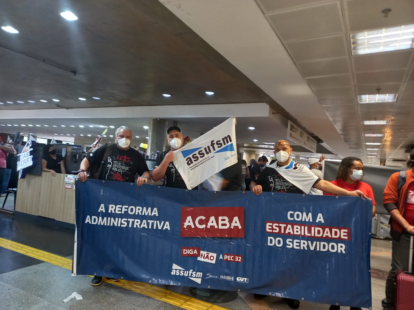 A custa de golpes e manobras PEC 32 é aprovada na Comissão Especial