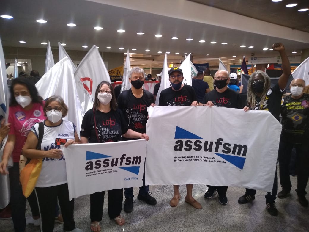 Servidores(as) lotam aeroporto de Brasília na luta contra a Reforma Administrativa