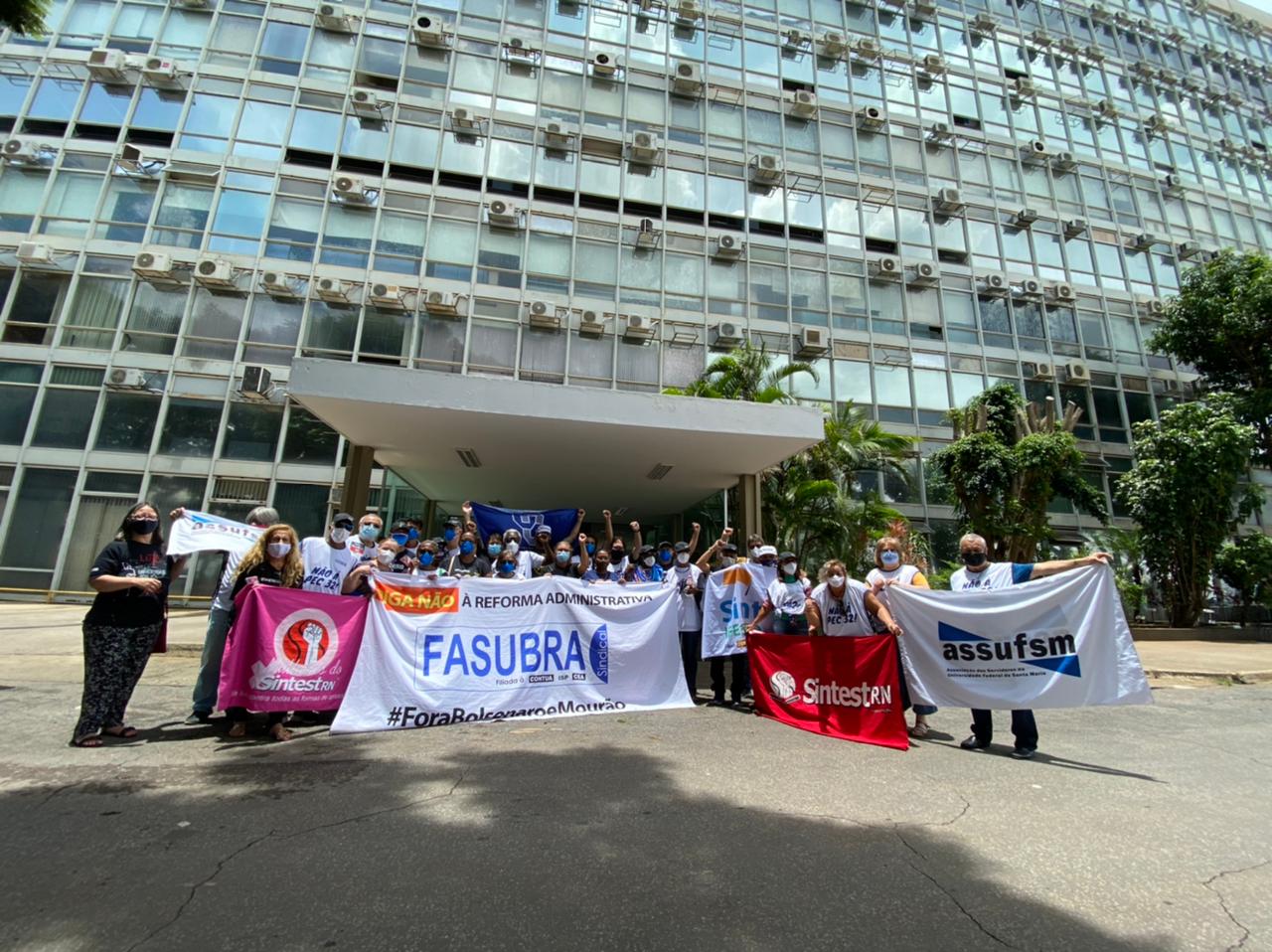 Atos contra as PECs 32 e 23 chegam na 11ª semana