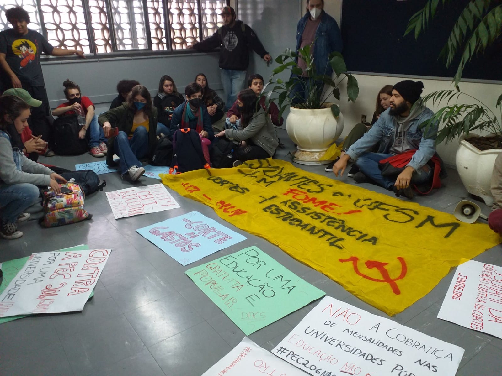 Estudantes realizam ato contra inatividade do Restaurante Universitário do Centro