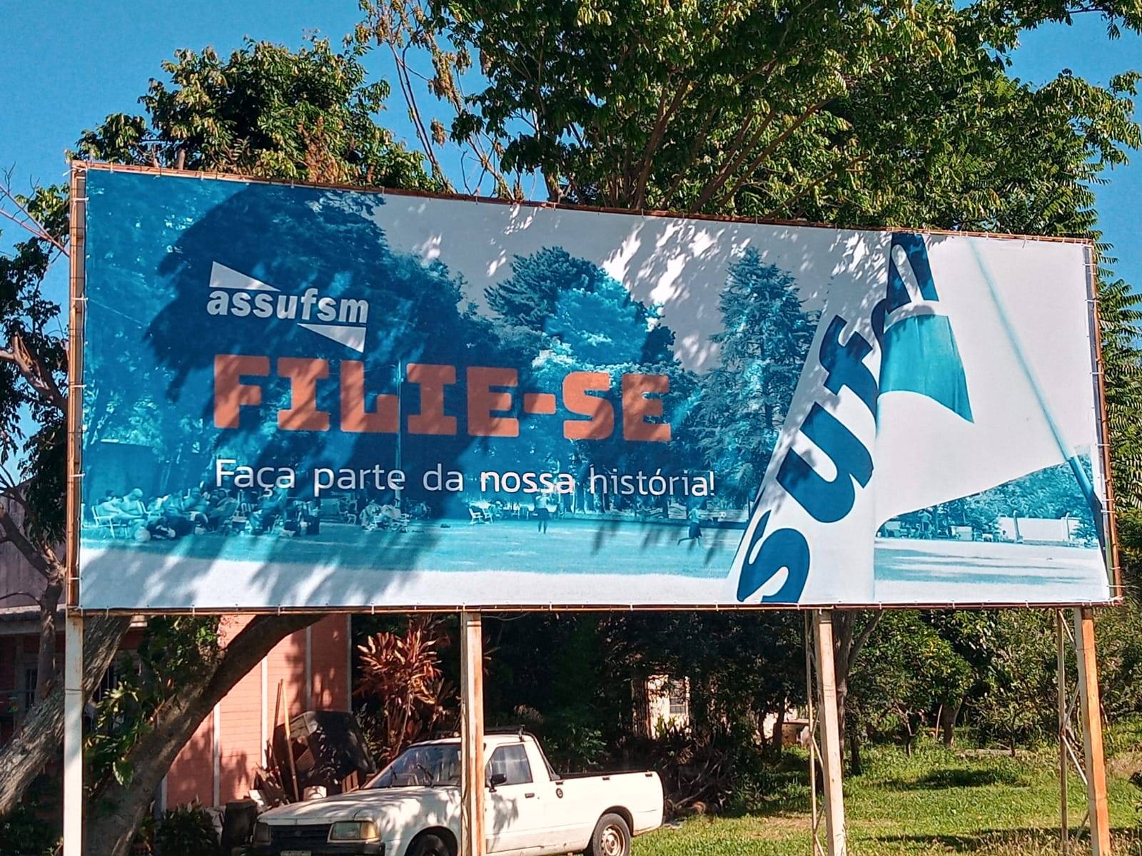 Assufsm instala novo outdoor de filiação, na rótula da Avenida Roraima