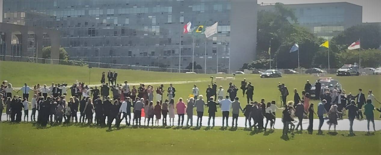 Após um mês dos ataques terroristas aos Três Poderes, ato pela democracia é realizado no Congresso