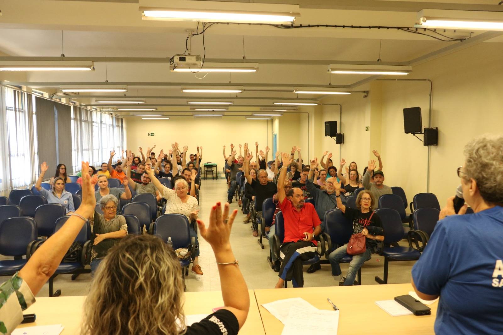 Assembleia discute proposta do Governo Federal de reajuste salarial