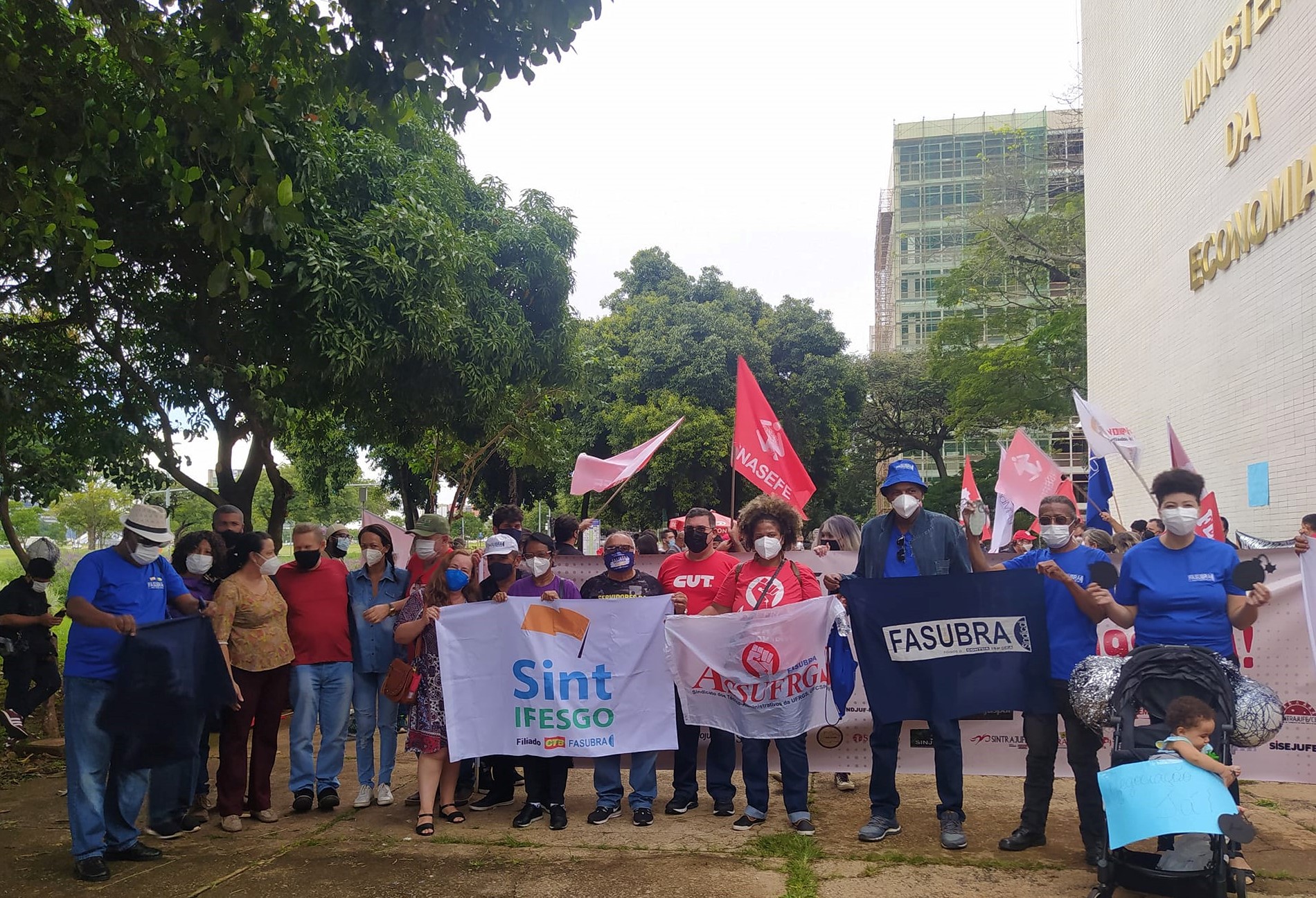 FASUBRA participa de ato performático após 30 dias da entrega da pauta salarial