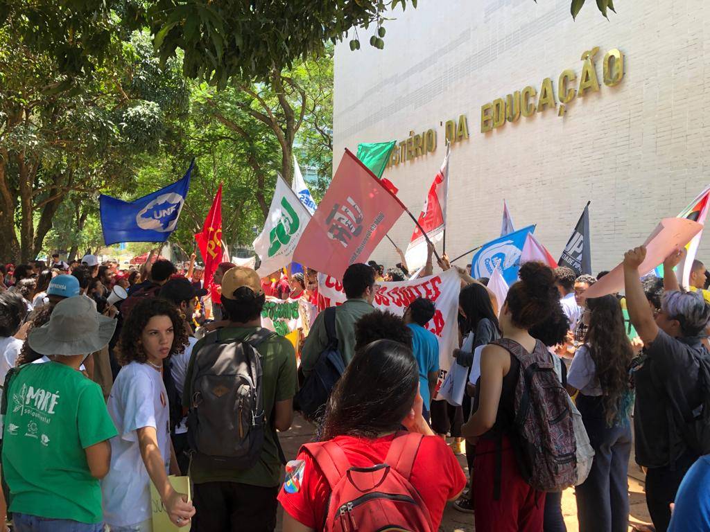 Educação volta às ruas contra os cortes de verbas na Educação e pelo Fora Bolsonaro