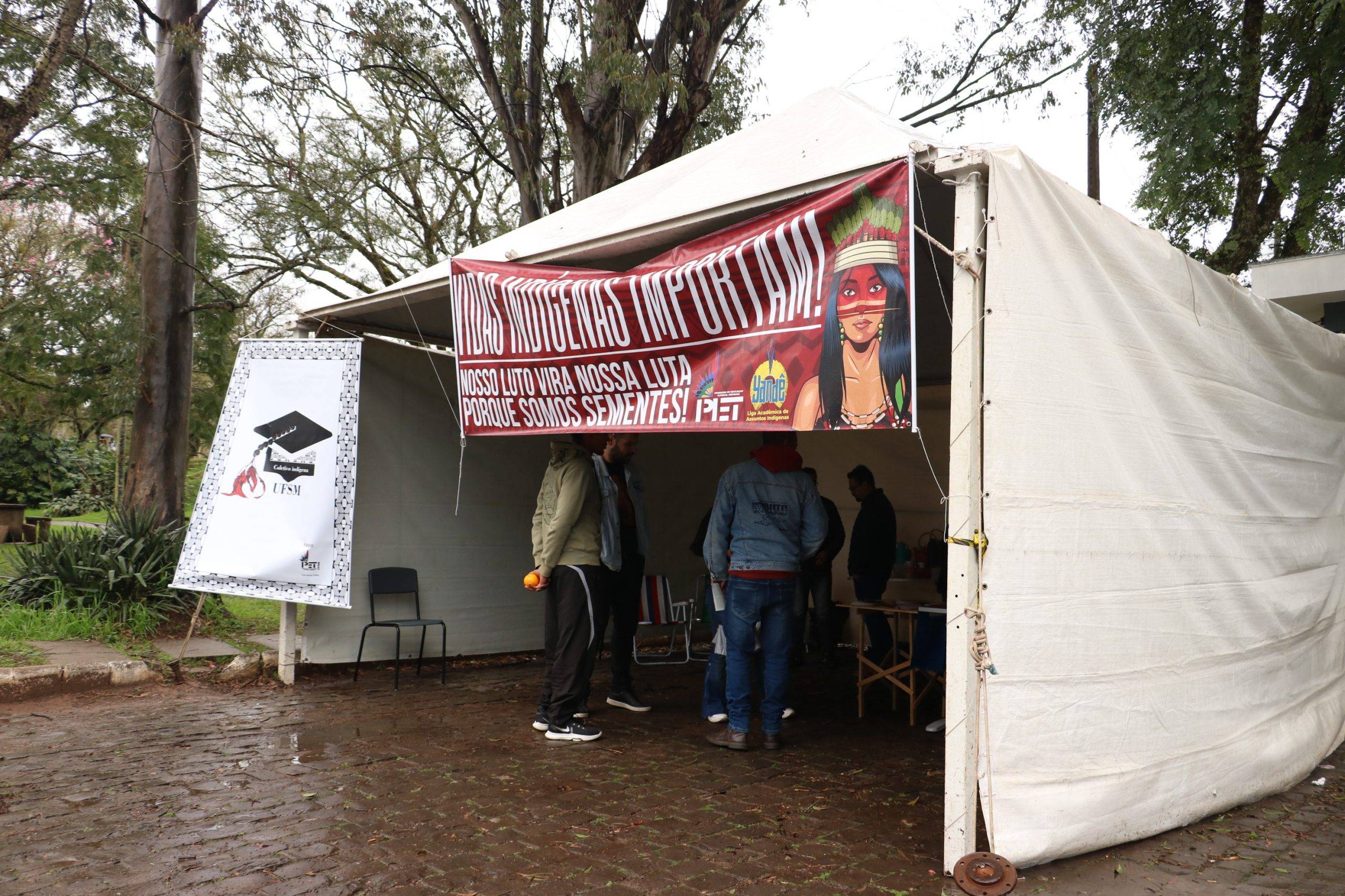 PET Indígena promove ato em alusão ao Dia Internacional do Indígena, no hall do RU