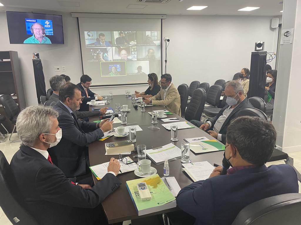 Entidades analisam cenário político para o 2º semestre e aprovam evento sobre previdência do servidor(a)