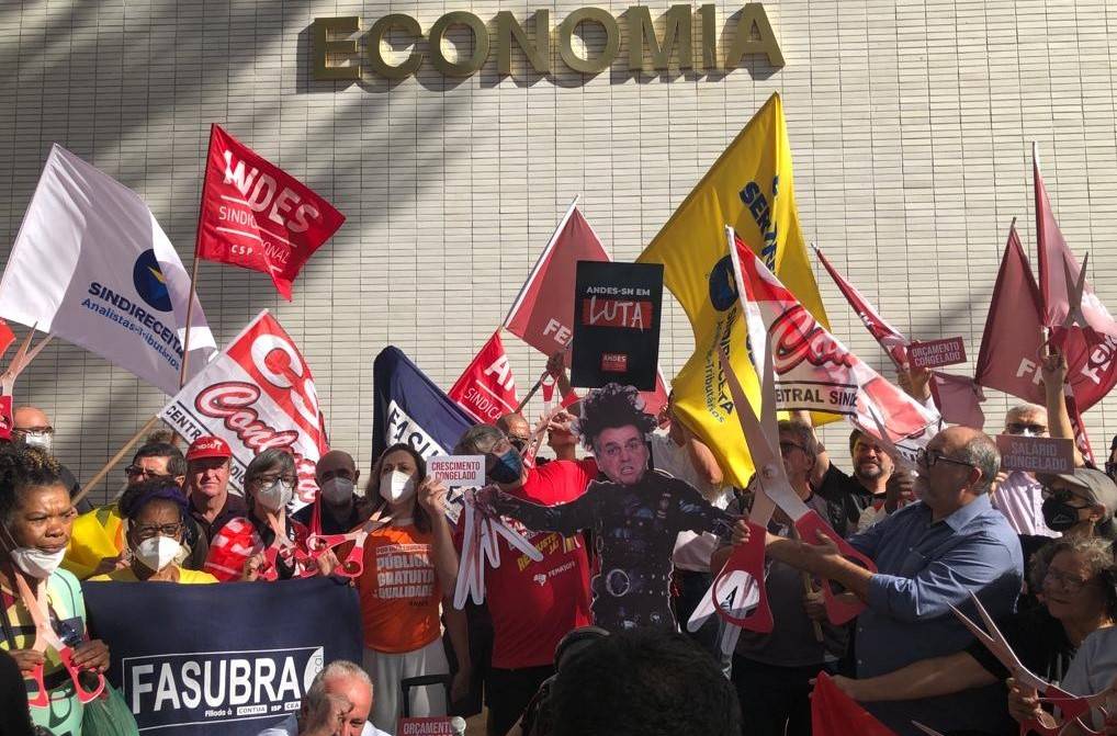 Ato em defesa dos serviços públicos e da democracia em Brasília