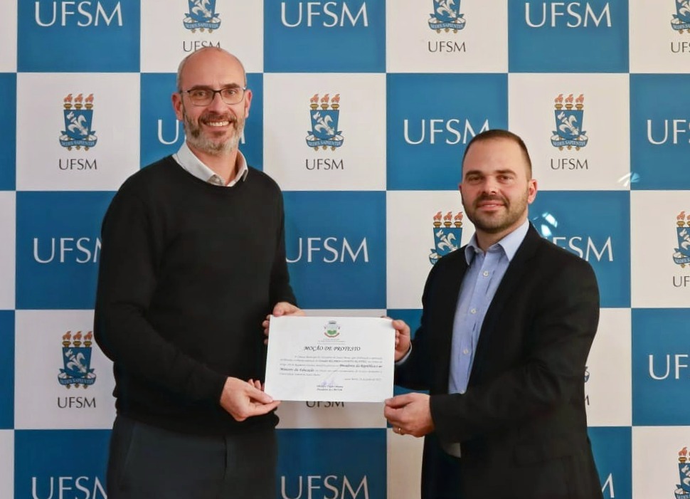 Moção de Protesto sobre os cortes no orçamento da UFSM é entregue ao Reitor