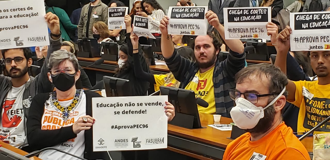 VITÓRIA: PEC que proíbe cortes na Educação passa na CCJC
