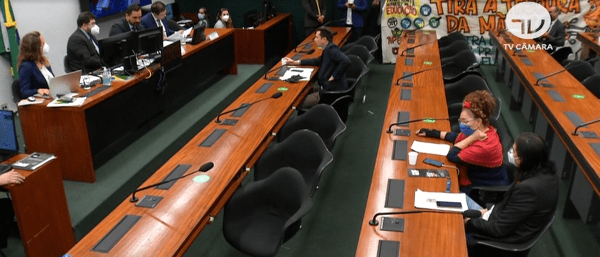 Precatórios: Comissão aprova PEC com mudança no teto de gastos para viabilizar Auxílio Brasil