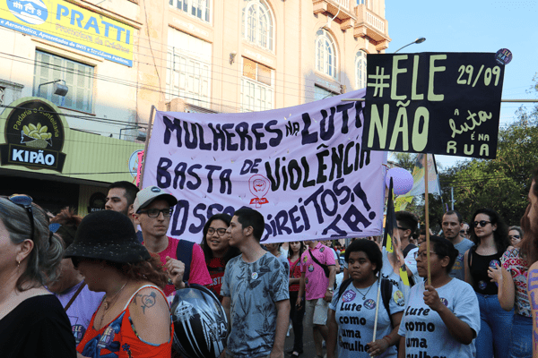 Mulheres demonstram sua força em manifestação em Santa Maria