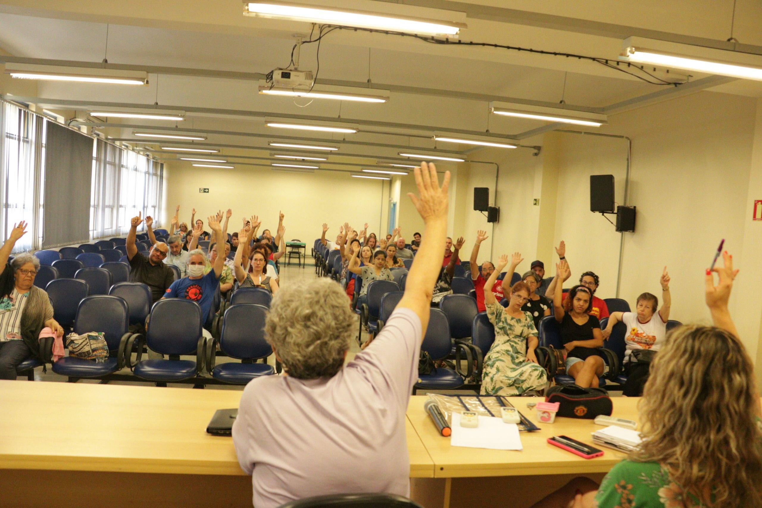 Assembleia da Assufsm debate reajuste salarial emergencial e aprova proposta do governo