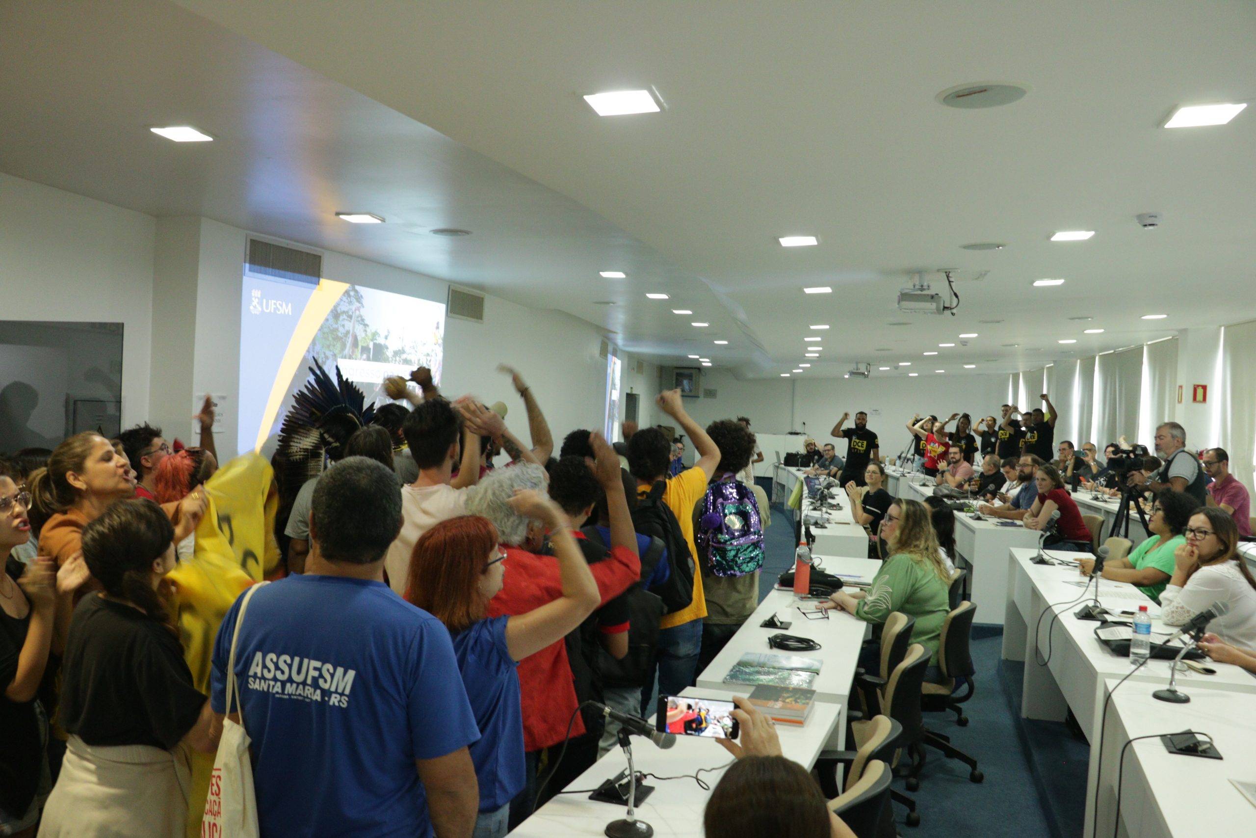 CEPE teve votação SUSPENSA após mobilização das representações sindicais e estudantis da UFSM; audiência com Reitor está marcada para 3 de abril